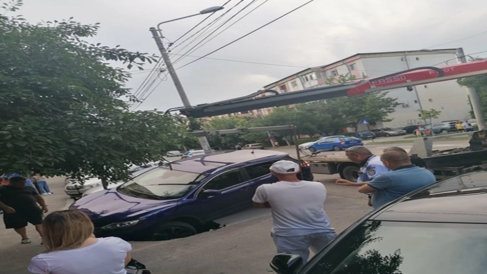 VIDEO | Mașină înghițită de asfalt, în Craiova