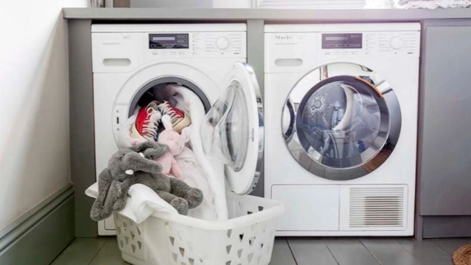 Bărbat jefuit de 90.000 de lei. A ascuns banii în maşina de spălat, însă tot a rămas fără ei. Cum au acționat hoții