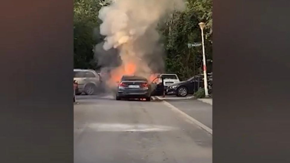 VIDEO - O mașină a luat foc și a explodat pe o stradă din București - Totul a fost filmat