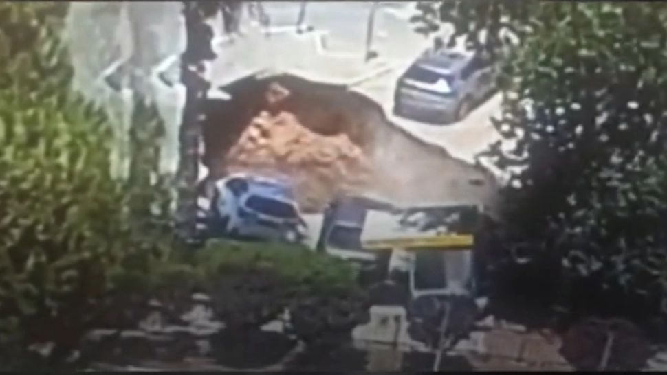 VIDEO | Mașini înghițite de o gaură uriașă în asflat, în curtea unui spital