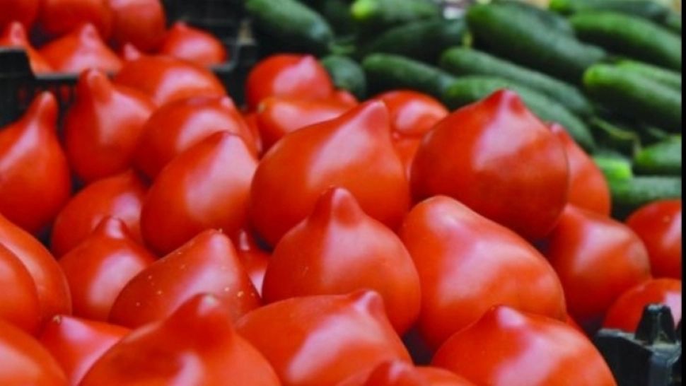 Motivul uluitor pentru care NU trebuie să mai cumperi roșii cu țugui - extrem de periculoase pentru sănătate!