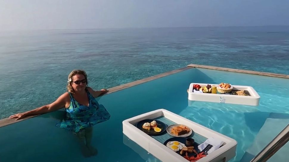 VIDEO | Ultima tendință în stațiunile de lux: Micul dejun plutitor