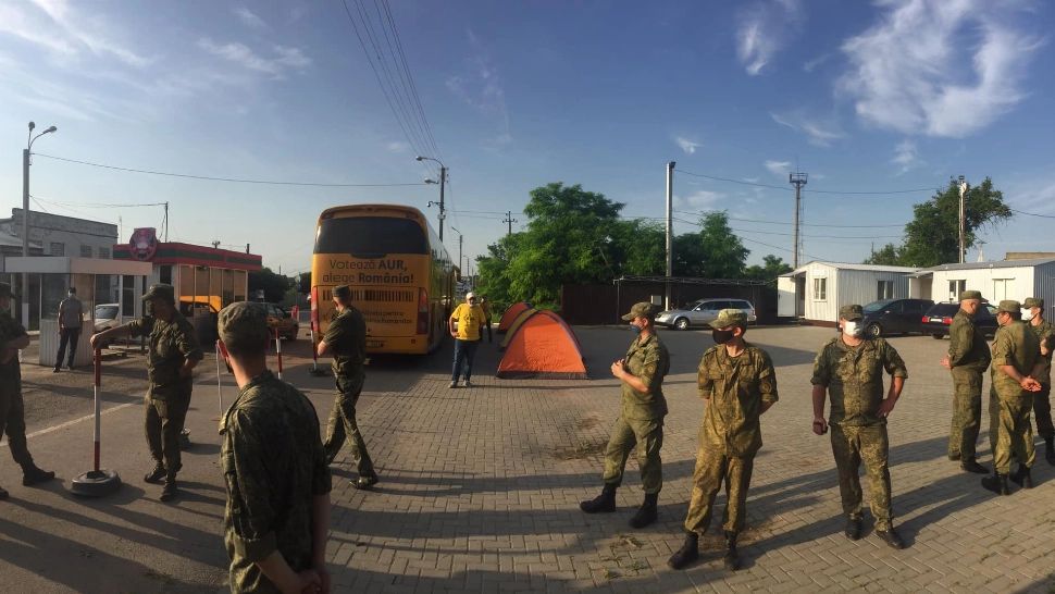FOTO/ VIDEO Autocarul AUR nu a fost lăsat să intre în Transnistria: Parlamentarii, înconjurați de soldați înarmați 