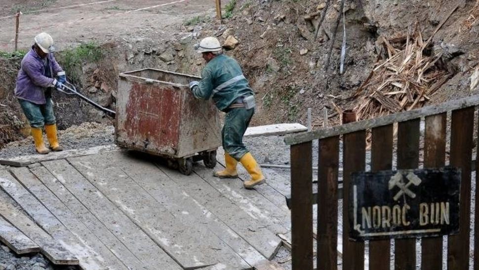 Minerii din Suceava, ÎN GREVĂ, din cauza închiderii minelor de uraniu! Ministerul Energiei, chemat la DIALOG despre CONCEDIERI