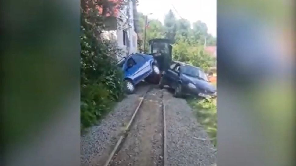 VIDEO - Accident ca-n filmele cu proști - Mocănița din Apuseni a lovit două mașini