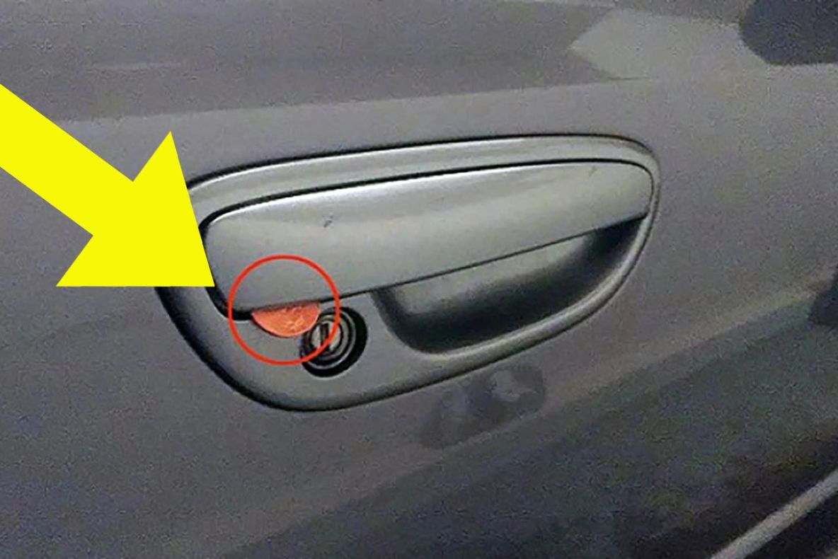 VIDEO – Sună la poliție dacă găsești o monedă pusă pe ușa mașinii tale – Ce înseamnă acest semn