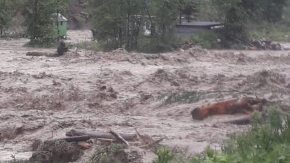 Zece muncitori în pericol să fie luați de ape la Nereju. Vrancea este sub cod roșu de inundații