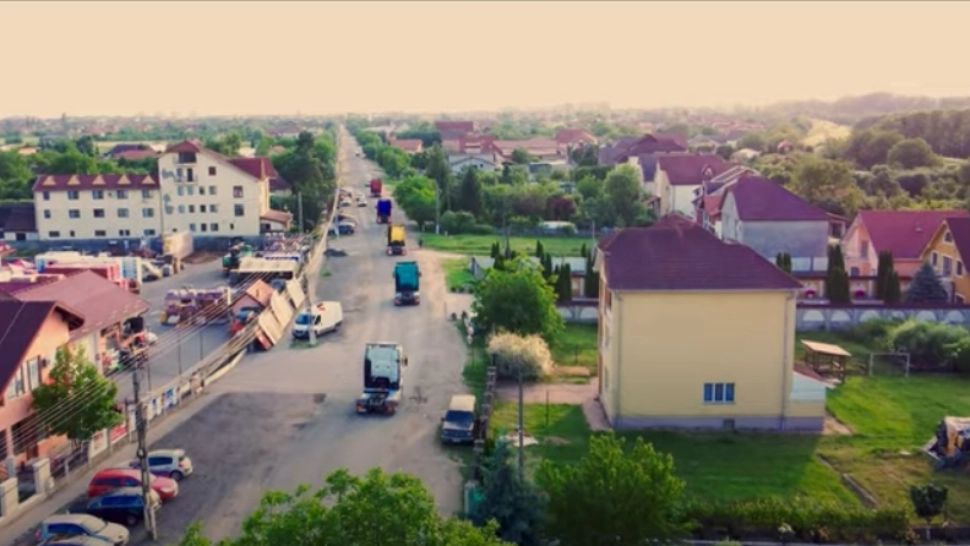 VIDEO | Eveniment inedit: Nuntași transporați la eveniment cu TIR-uri