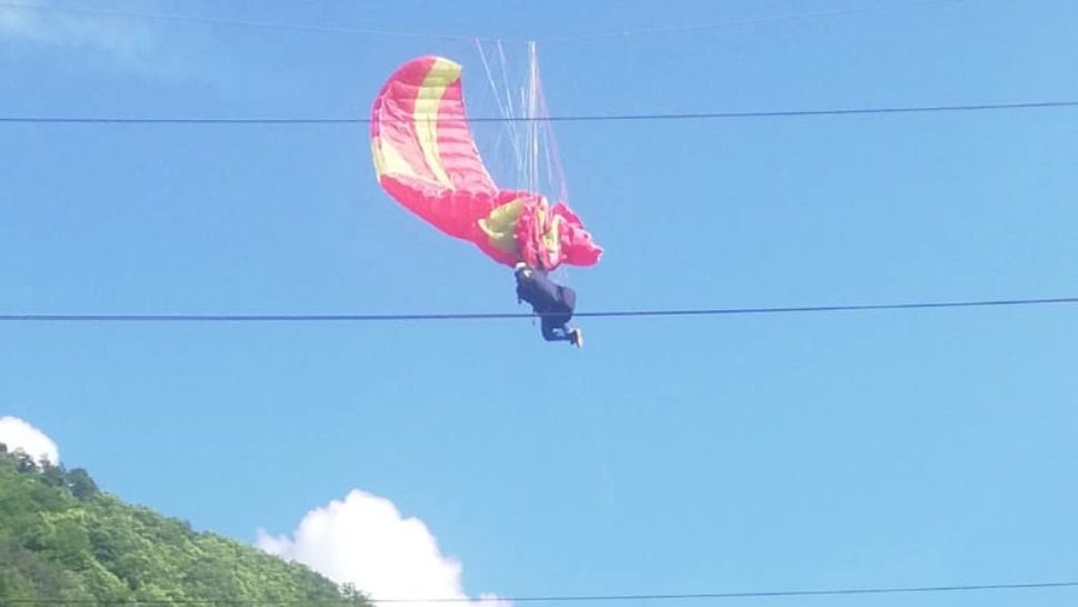 FOTO + VIDEO Un parapantist a rămas agățat între firele de curent electric, în masivul Retezat