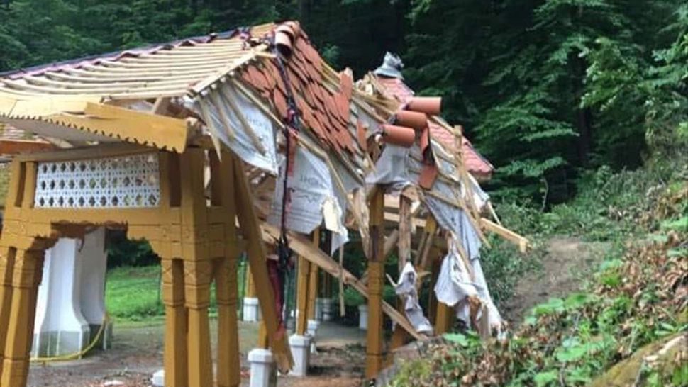 VIDEO "Dorel" a lovit crunt la Govora, a distrus un monument arhitectural dintr-o mișcare de drujbă