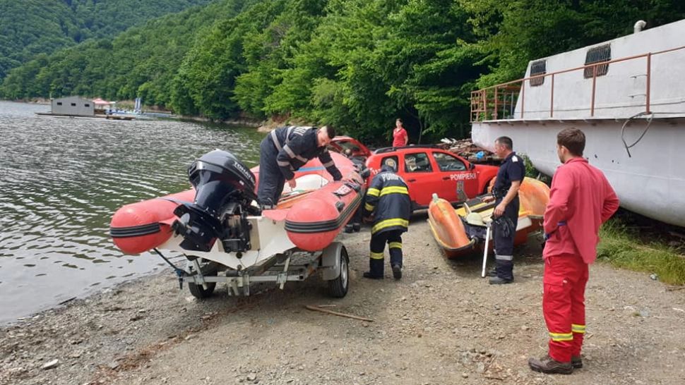 La un pas de MOARTE: O tânără a căzut în Lacul Tarnița de pe un traseu turistic spectaculos de la noi din țară