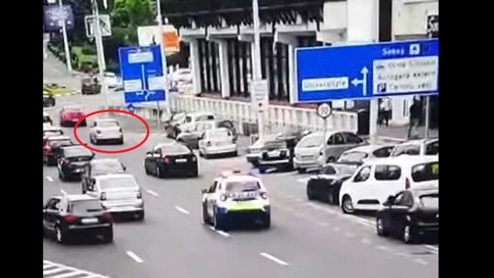 VIDEO - A fugit de Poliție și a lovit o altă mașină în trafic - Ce sancțiune a primit șoferul de doar 20 de ani