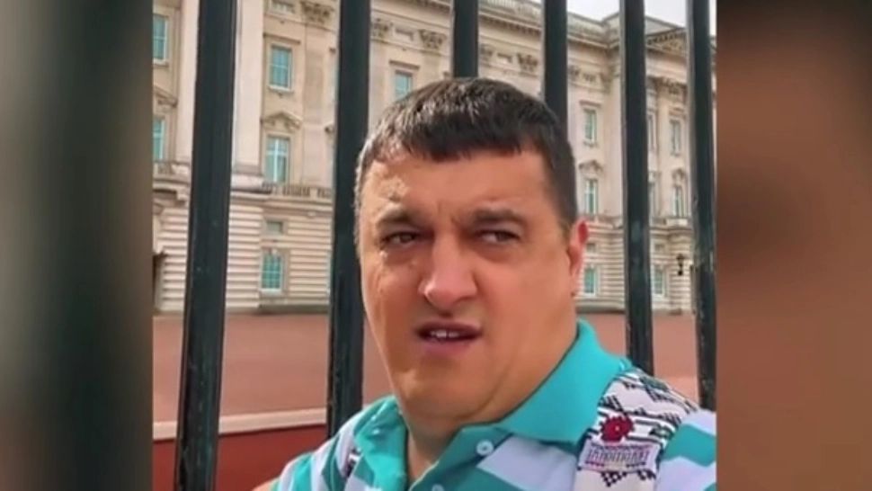 Un român susține că e fiul prințului Charles. Gest halucinant, în fața Palatului Buckingham - VIDEO