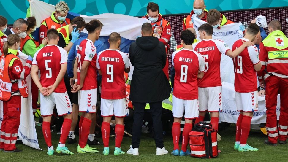 VIDEO - Fotbalistul danez Christian Eriksen a fost resuscitat pe teren, la EURO 2020, timp de 18 minute - Care e starea lui de sănătate acum și ce mesaj transmite UEFA