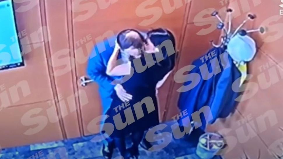 VIDEO - Momentul în care ministrul Sănătății sărută o consilieră - Oficialul britanic a fost nevoit să-și dea demisia după aceste imagini