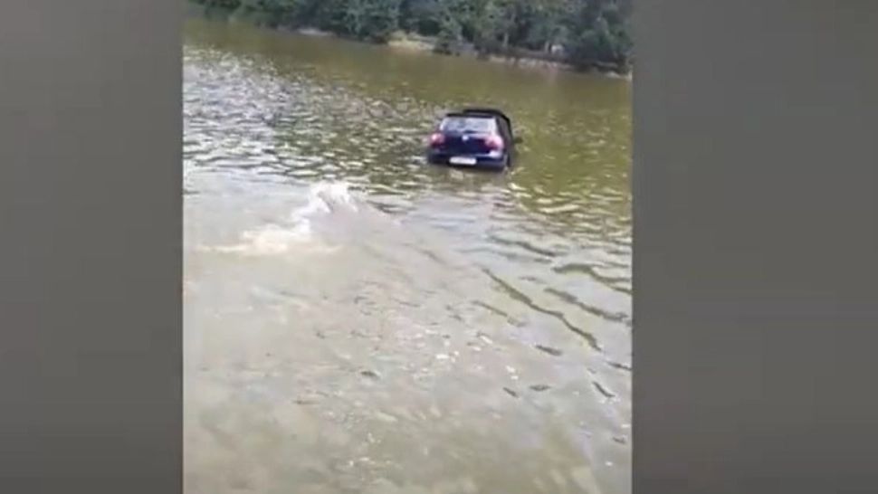 VIDEO - Femeie salvată după ce a sărit cu mașina în apă, încercând să se sinucidă