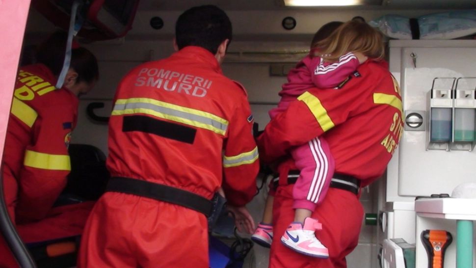 Un copil de 2 ani, la un pas de MOARTE după ce a rămas ÎNCUIAT într-o maşină! În ce stare a fost găsit de pompierii orădeni
