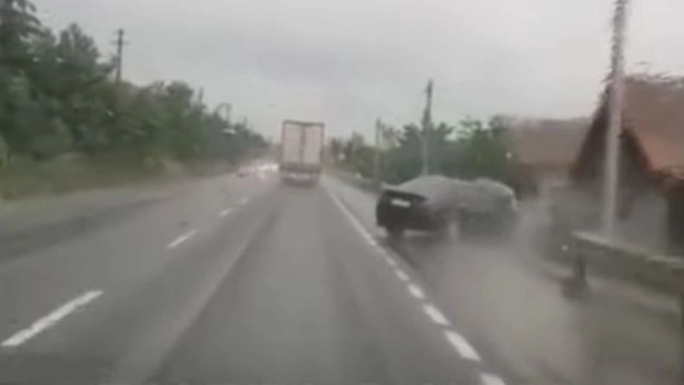 VIDEO | A scăpat cu viață după tentative sinucigașe de depășire a unui TIR pe ploaie torențială