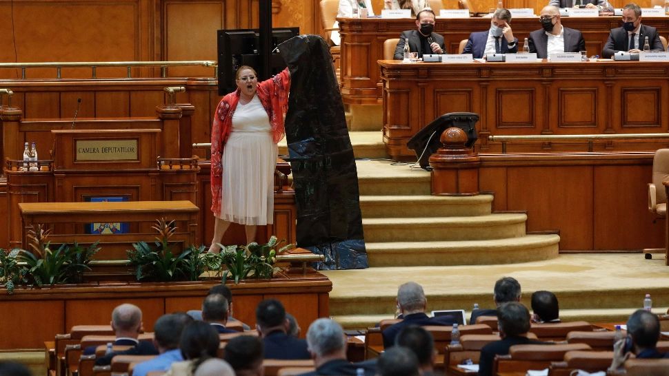 Șoșoacă, un nou SCANDAL în Parlament: A adus un sac pentru CADAVRE în plen - „Pe mâinile dumneavoastră și al întregului guvern stă sânge”