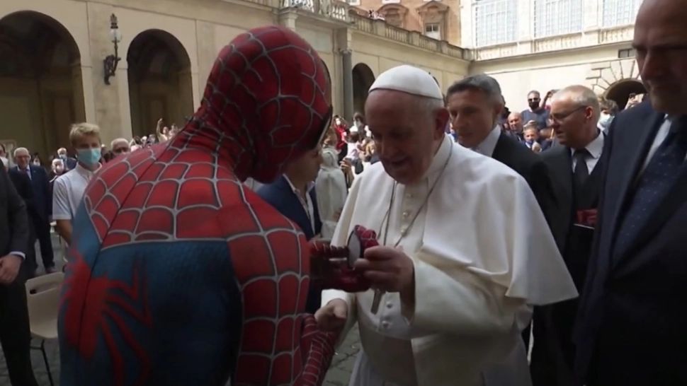 VIDEO | Întâlnire-surpriză: Papa Francisc, față în față cu Spider-Man. Cum a reacționat Suveranul Pontif