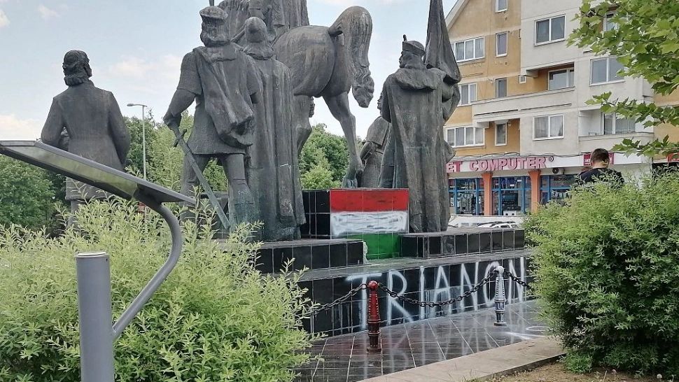 FOTO Statuia lui Mihai Viteazul din Sfântu Gheorghe, vandalizată cu vopsea în culorile steagului Ungariei