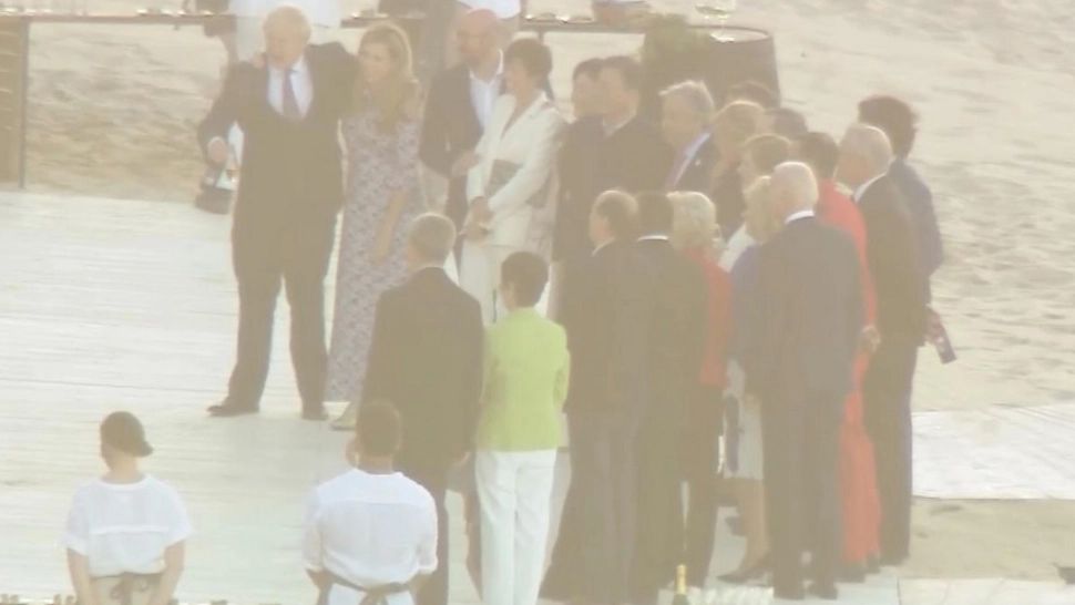 Summit G7. Liderii mondiali, val de critici după ce au stat înghesuiți la poze