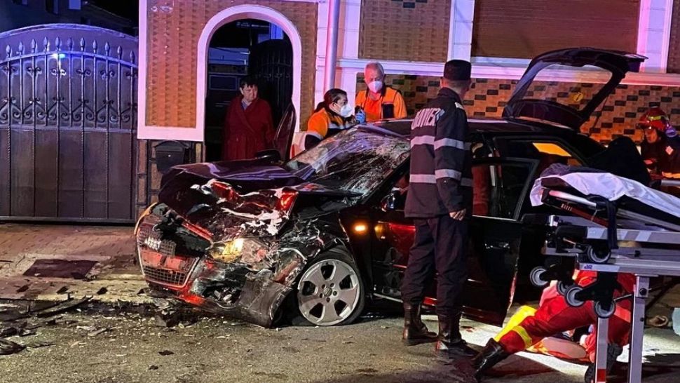 Accident cu 6 victime, în Bihor, provocat de un tânăr de 18 ani. Două limuzine, făcute praf