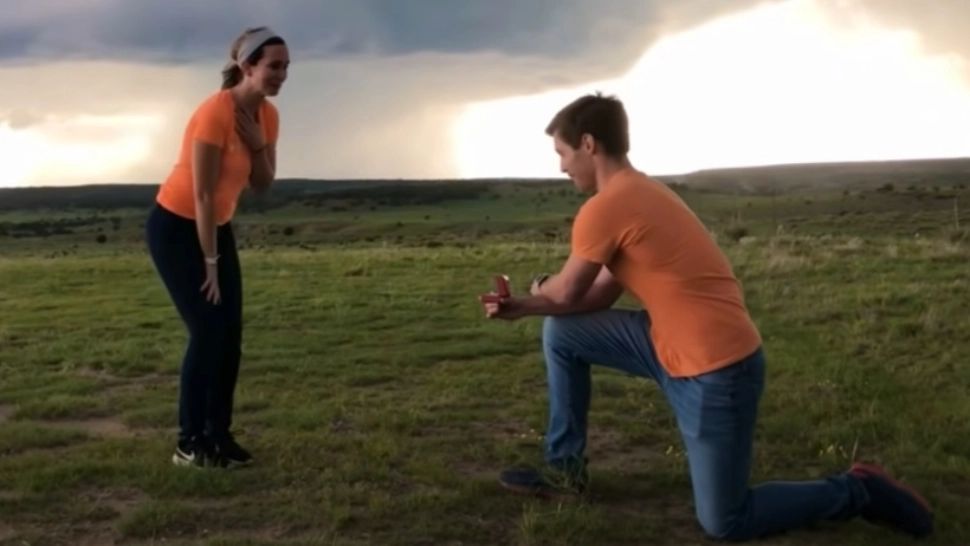 VIDEO | Cerere în căsătorie în fața unei tornade