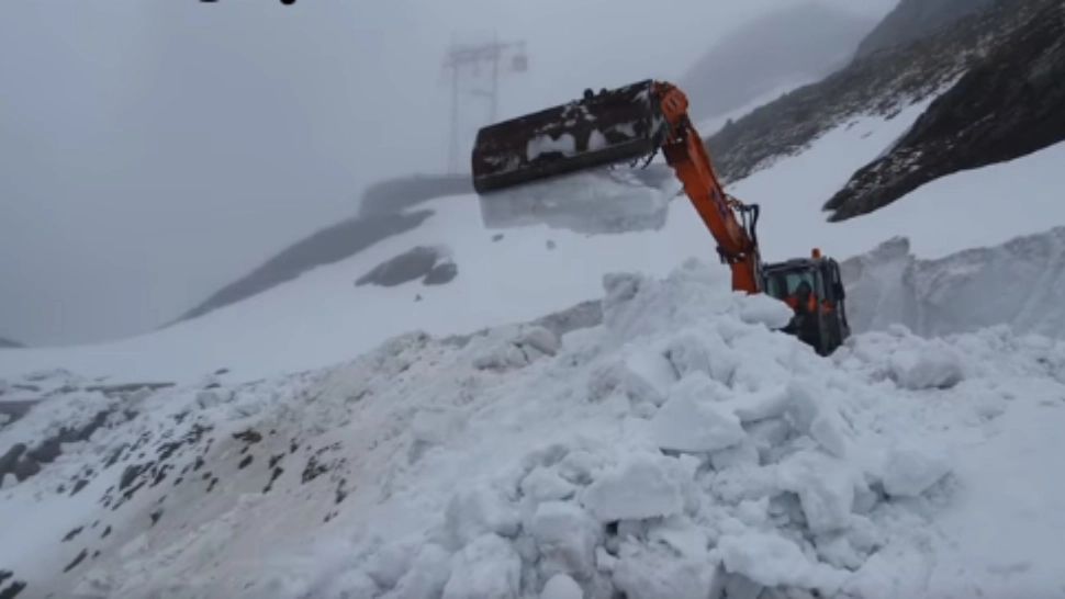 FOTO Imagini inedite: Zăpadă de 8 metri pe Transfăgărășan