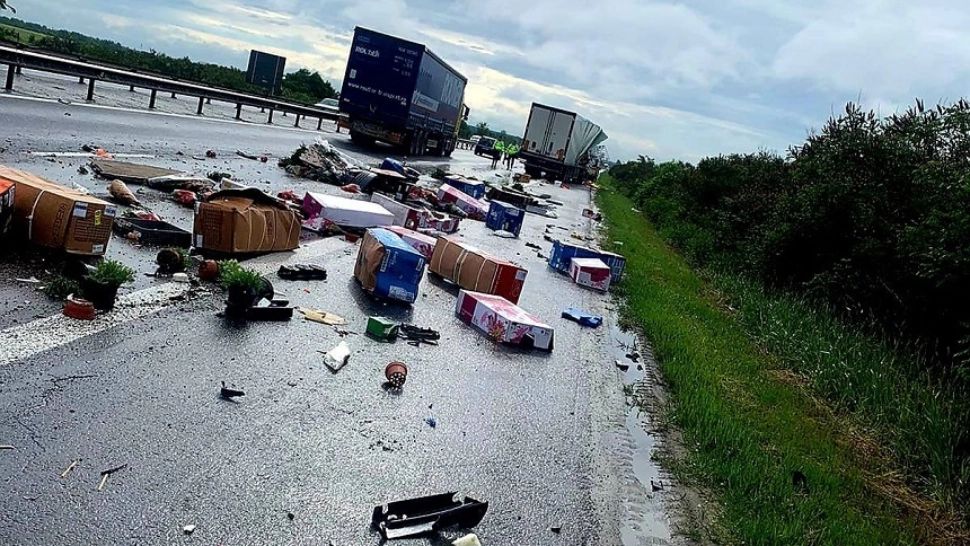 FOTO Accident grav pe autostrada București-Pitești. Un om a murit, după ce 2 TIR-uri s-au ciocnit 