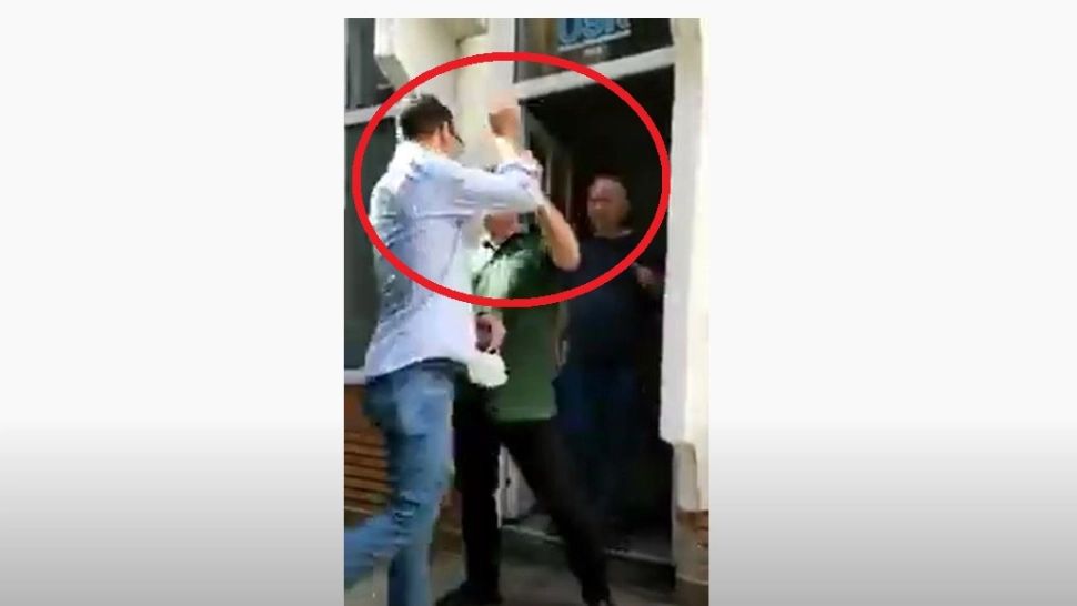 VIDEO - Un deputat a fost agresat de un fost membru de partid - Incidentul violent a fost filmat