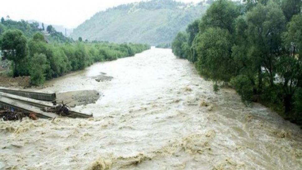  Patru familii izolate din cauza ruperii unui podeț luat de ape - Toate persoanele izolate au refuzat evacuarea din gospodării