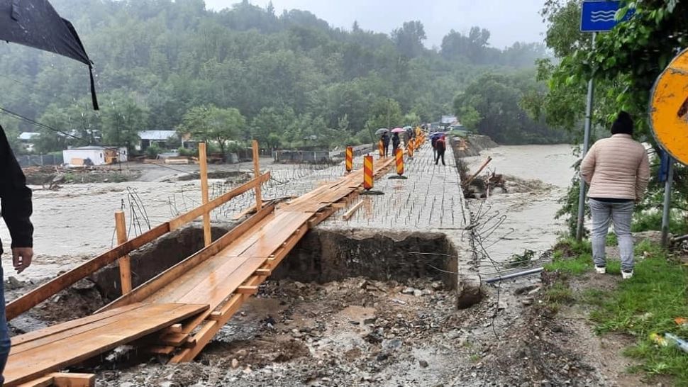 Cele 12 persoane care au rămas izolate de vineri seara pe o insulă, în Vrancea, au fost salvate de echipele de intervenţie VIDEO