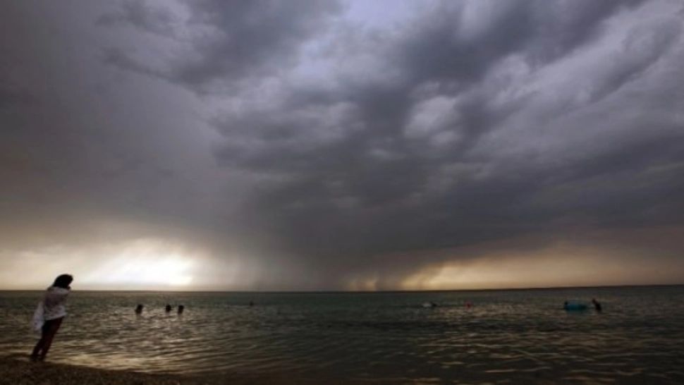 COD ROȘU emis de ANM - Ploi, fenomene extreme, pericol de inundații - Ce zone sunt vizate