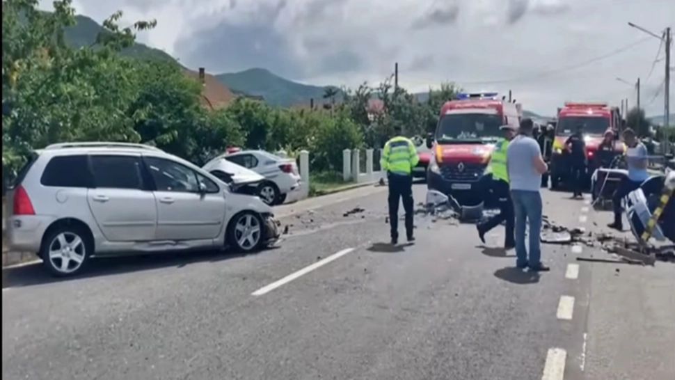 FOTO/ VIDEO Femeie însărcinată, implicată în accidentul din județul Bistrița, a decedat. Doi adulți și 1 copil, transportați la spital