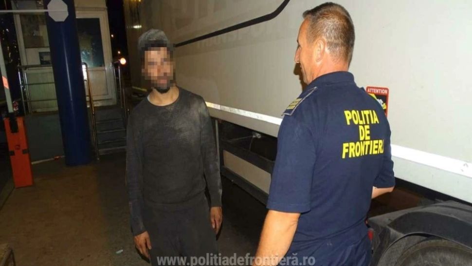 Patru străini, printre care un copil de 11 ani, găsiţi ascunşi în şasiul unui TIR. Încercau să intre ilegal în România