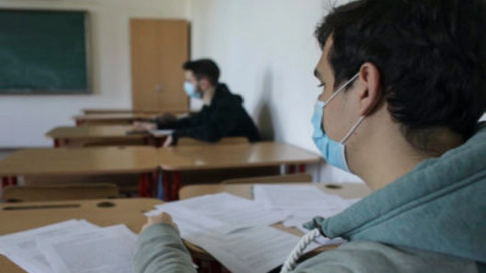 Metoda INEDITĂ prin care un elev din Gorj a încercat să copieze la BAC. Tânărul s-a ales cu dosar penal