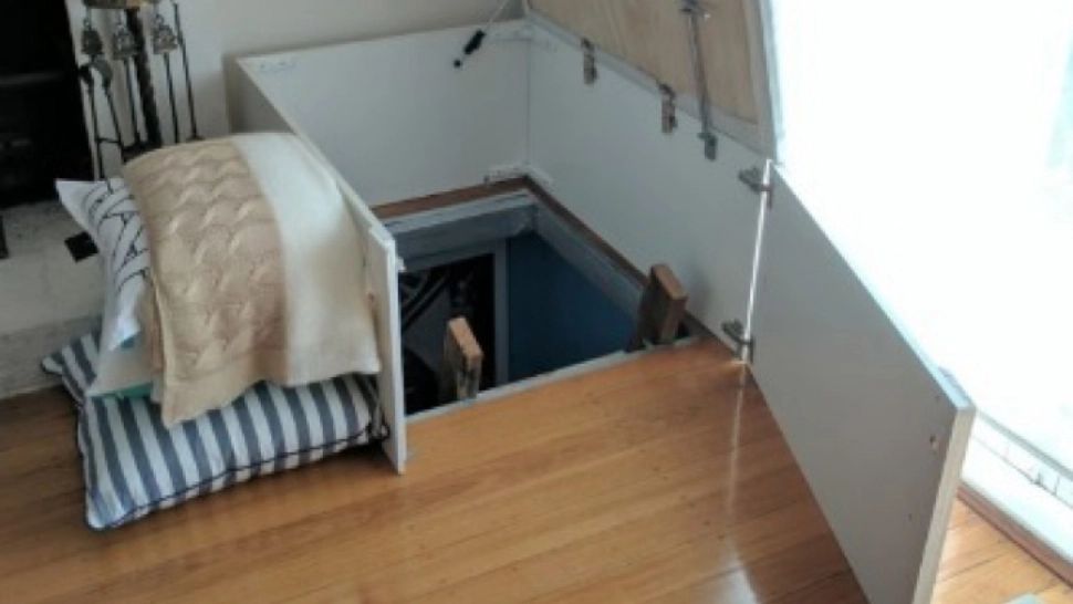 Soţia a găsit o trapă secretă în dormitor. A coborât şi a văzut ce ascundea soţul. Imediat a cerut DIVORŢUL