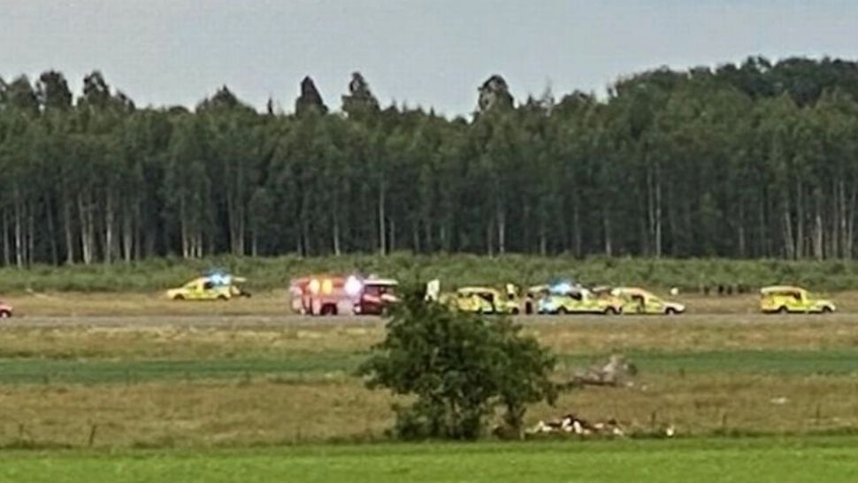 TRAGEDIE în Suedia! Mai mulți MORȚI după ce un avion s-a prăbușit în apropiere de aeroport - Primele IMAGINI