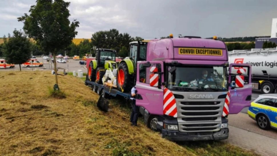 Mașini avariate, oameni răniți sau amenințați cu furculița - PRĂPĂDUL făcut de un șofer român de TIR în Germania