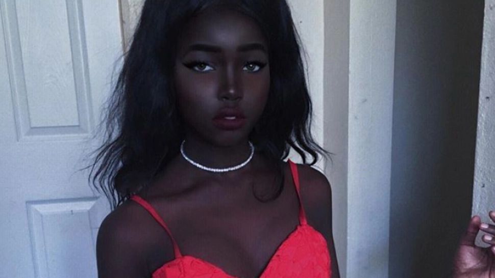 Cei care văd pozele cu această tânără rămân fără cuvinte: "E IREALĂ!" - Uită-te cu atenţie!