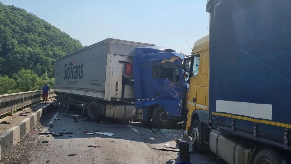 Grav accident pe DN6, în Mehedinți. Un bărbat a murit după ce 2 TIR-uri și o autoutilitară s-au ciocnit pe un pod FOTO