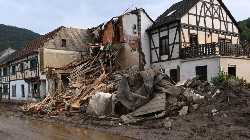 Românii care au îngrozit Germania - prinși LA FURAT în zonele devastate de inundații - FOTO
