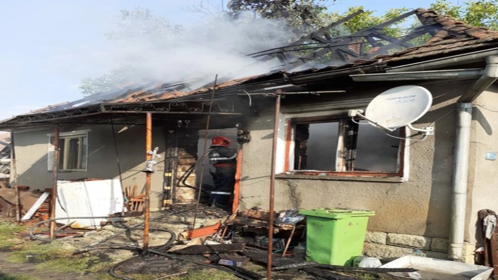 Explozie, urmată de incendiu, în Cluj: casă distrusă de flăcări. Un bătrân a suferit arsuri