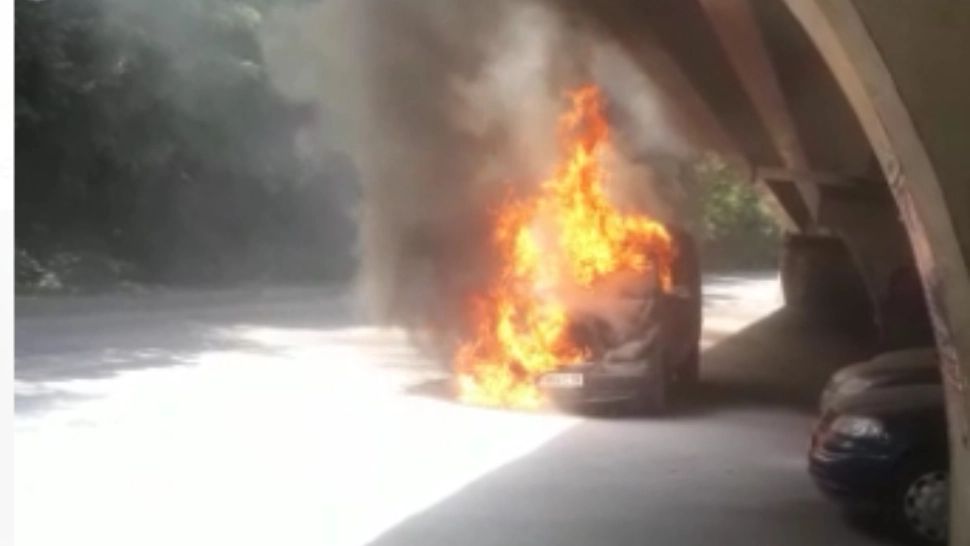VIDEO Mașină în flăcări sub podul de la Băneasa. Momente de panică