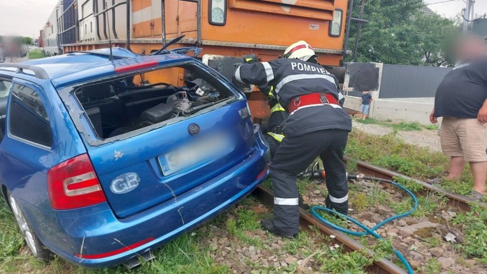 Autoturism făcut ARMONICĂ în județul Suceava, după ce a fost lovit în plin de un tren