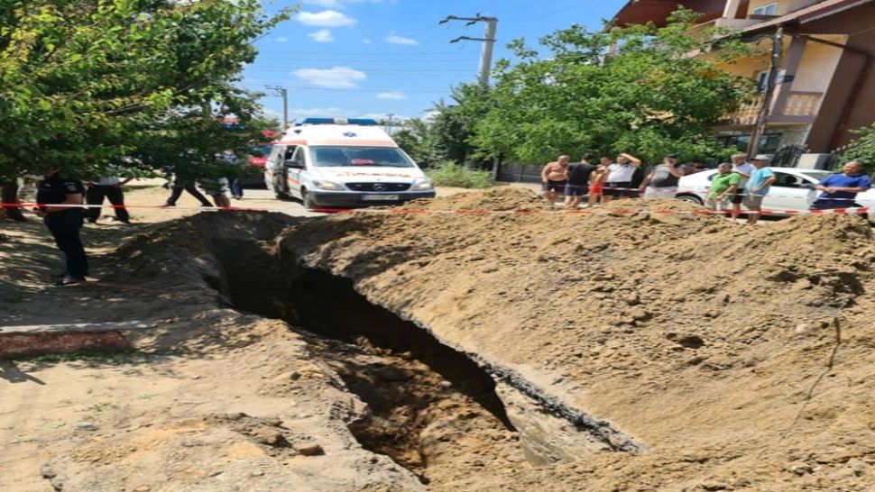 Muncitor resuscitat de paramedici, după ce a fost prins sub un mal de pământ