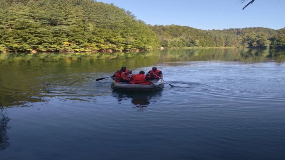 VIDEO TRAGEDIE pe Lacul Vida, din județul Bihor! Un bărbat de 34 de ani a MURIT, după ce a căzut din barcă