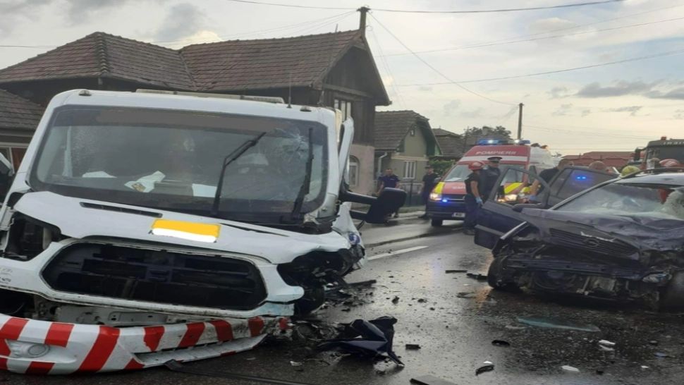 FOTO Impact FRONTAL între o autoutilitară și un autoturism, în județul Cluj! Trei persoane au ajuns la spital
