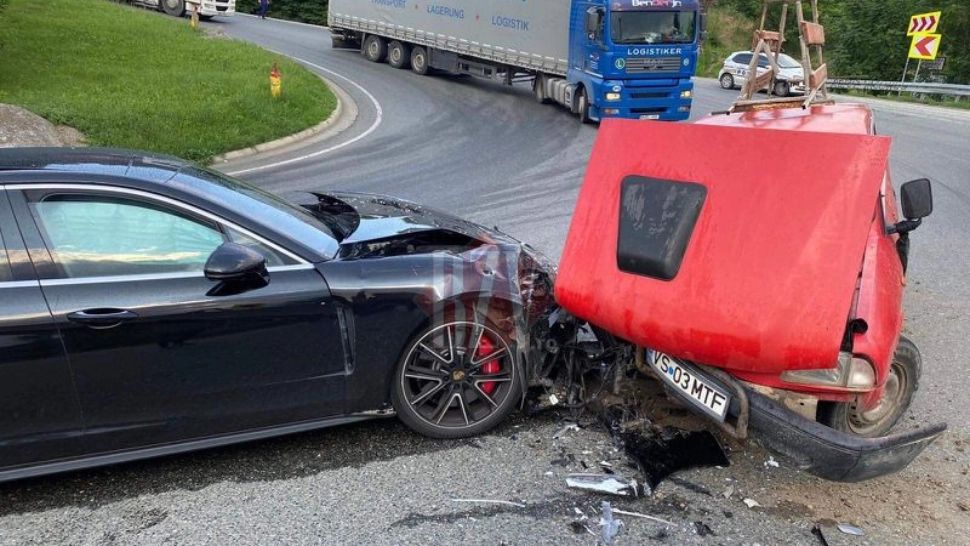 Accident spectaculos: Porsche de 100.000 de euro, făcut praf de o Dacia Papuc